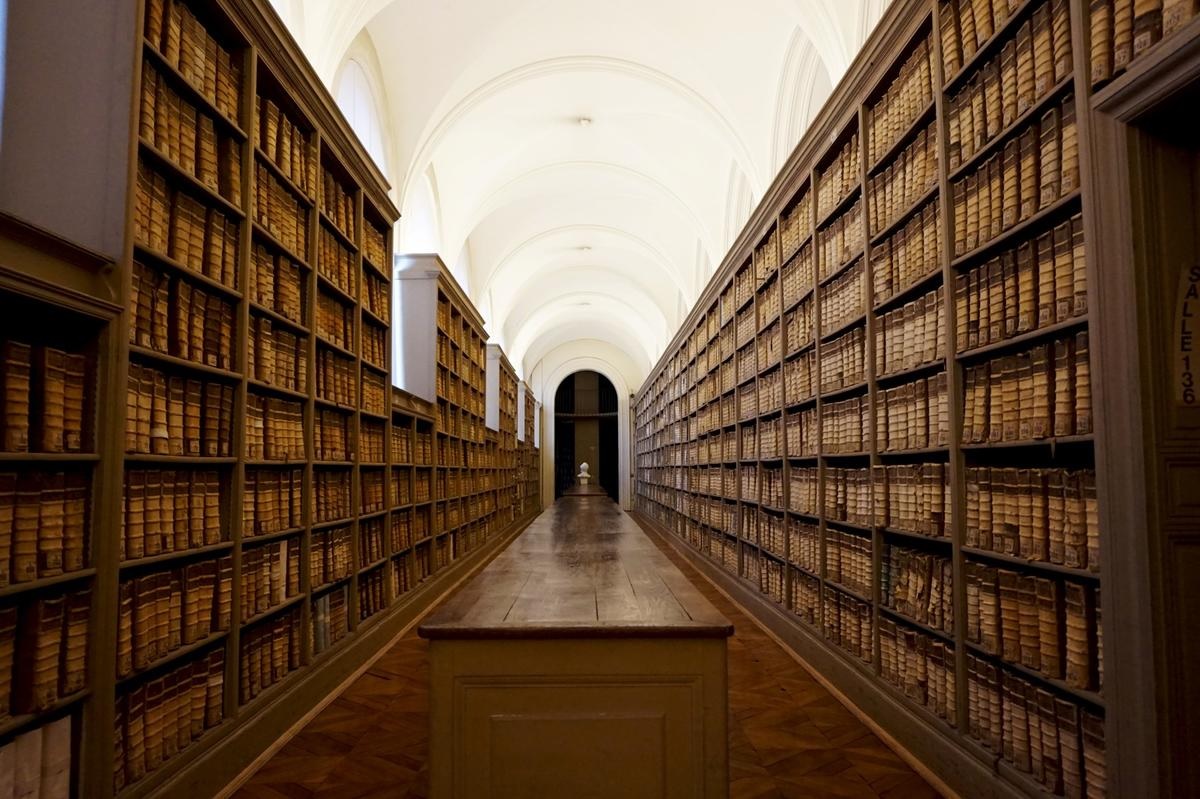 Как хранители памяти человечества: роль архивистов в сохранении исторического наследия

Архивы – это хранилища информации о прошлом, которые являются ключевыми для понимания и сохранения исторического наследия